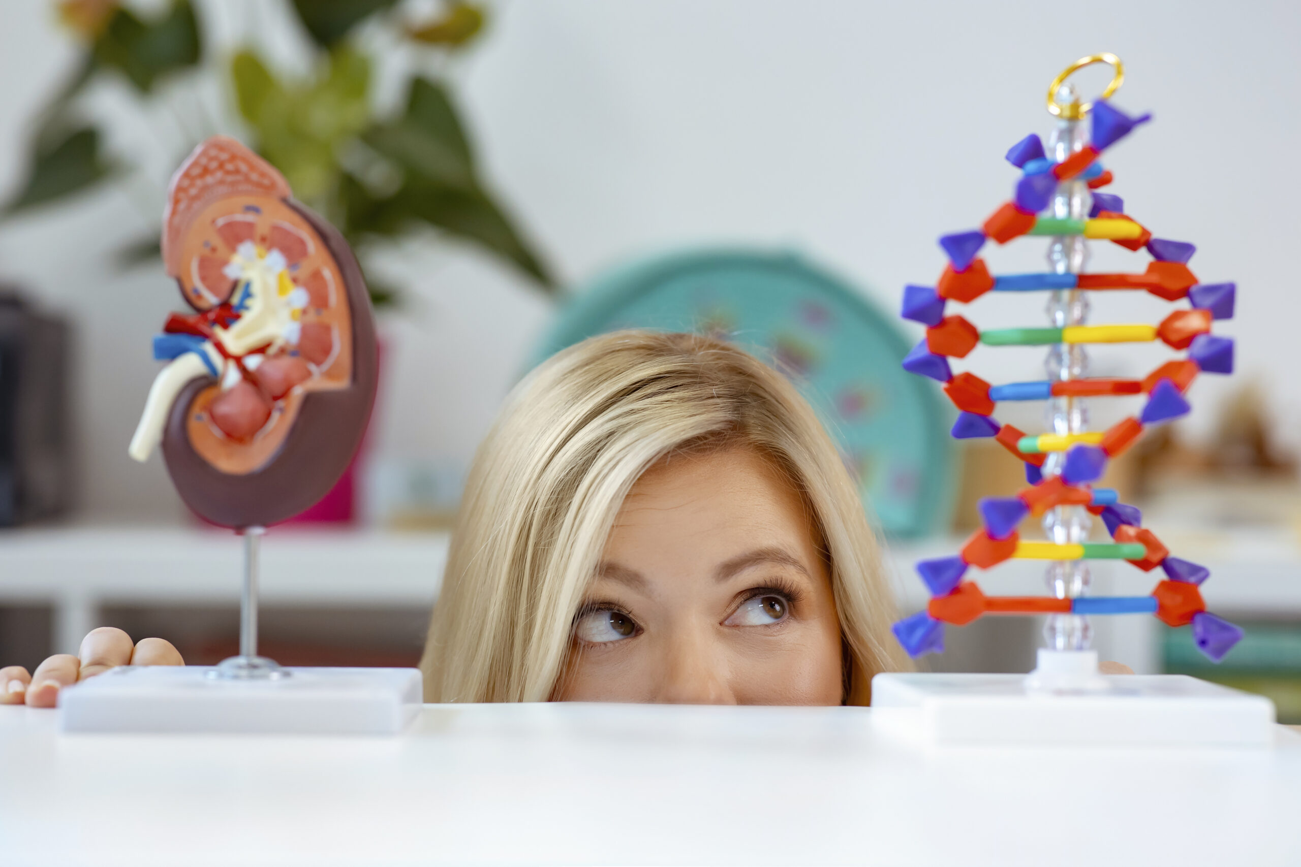 Nauczycielka BIOMED podczas zajęć z biologii
